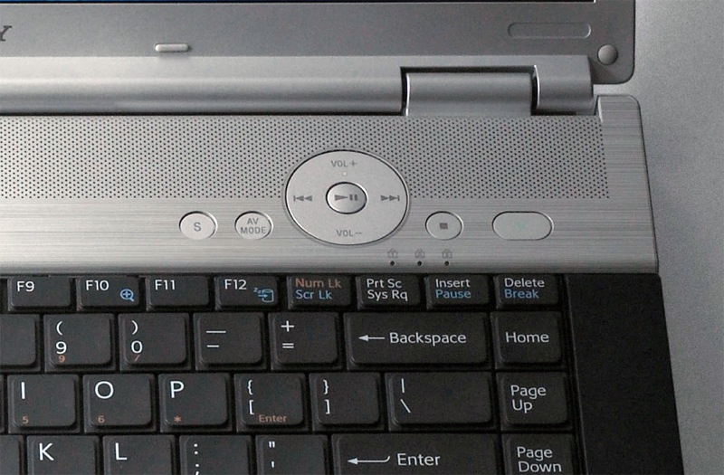 Illustration for article titled Sony VAIO FZ: Burns Blu-ray Discs, Looks Like a MacBook